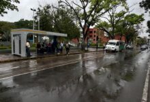 Reportan retraso en el transporte público este jueves lluvioso
