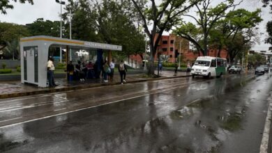 Reportan retraso en el transporte público este jueves lluvioso