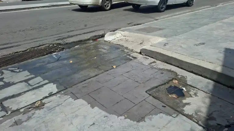 Colapso de cloacas y aguas negras afecta a comerciantes y transeúntes del centro de Maturín