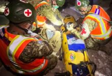 Brigada de El Salvador rescata con vida a una mujer de 69 años sepultada bajo los escombros en La Guaira