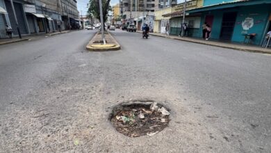Hundimiento de boca de visita en la Av. Bicentenario representa un peligro para conductores