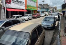 Denuncian caos vial por vehículos mal estacionados en la calle Azcue con avenida Roja