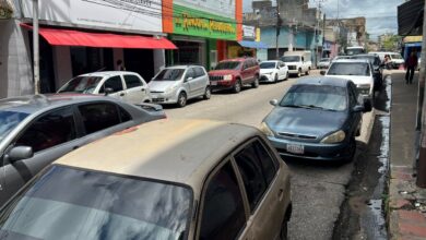 Denuncian caos vial por vehículos mal estacionados en la calle Azcue con avenida Roja
