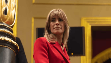 Juez español envía a juicio a la esposa de Pedro Sánchez y le prohíbe salir del país
