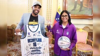 Delcy Rodríguez recibe en Miraflores a campeones de baloncesto femenino y masculino