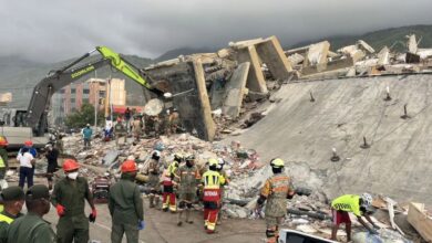 Maquinaria pesada y equipos de rescate trabajan 24 horas en La Guaira