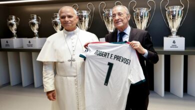 El Real Madrid regala una camiseta personalizada al Papa León XIV