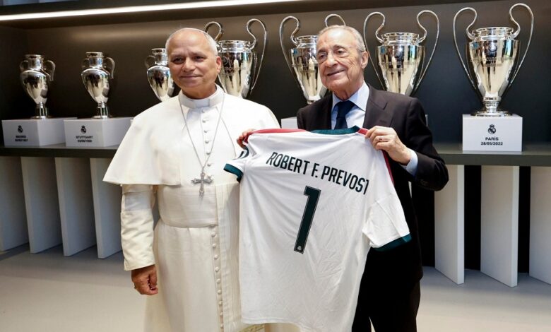El Real Madrid regala una camiseta personalizada al Papa León XIV