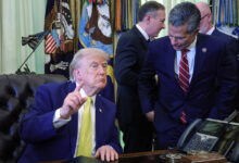Donald Trump fue captado con los ojos cerrados y cabeza inclinada en la Casa Blanca