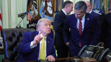Donald Trump fue captado con los ojos cerrados y cabeza inclinada en la Casa Blanca
