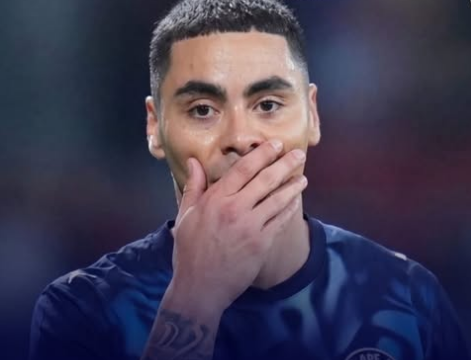 Almirón es el primer futbolista expulsado por taparse la boca