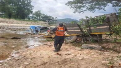 Mérida: camión cae a precipicio y deja una muerta y tres heridos