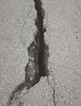 Se partió la carretera de Morón tras el fuerte terremoto