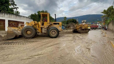 Autoridades mantienen el envío sostenido de maquinaria pesada a La Guaira