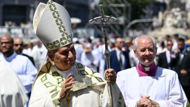 León XIV encabeza la procesión del Corpus Christi ante una multitud en el centro de Madrid