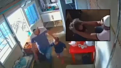 Lo grabaron golpeando y ahorcando a su hijastra