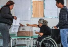 Retrasos en instalación de mesas por falta de material marcan el inicio del balotaje en Perú
