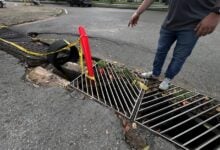 Alcantarilla colapsada y hundimiento del pavimento amenazan el tránsito en el sector Los Bloques de Maturín