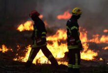Francia evacúa a más de 220.000 personas por la ola devastadora de incendios forestales