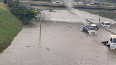 Lluvias torrenciales causan anegaciones y deslizamientos de tierra en la autopista Caracas-La Guaira