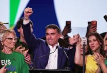 Flávio Bolsonaro oficializa su candidatura presidencial en Brasil con el respaldo de Javier Milei