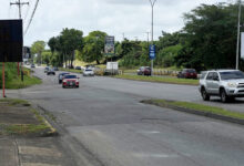 Falta de alumbrado público y hueco en la avenida Alirio Ugarte Pelayo de Maturín ponen en riesgo a conductores