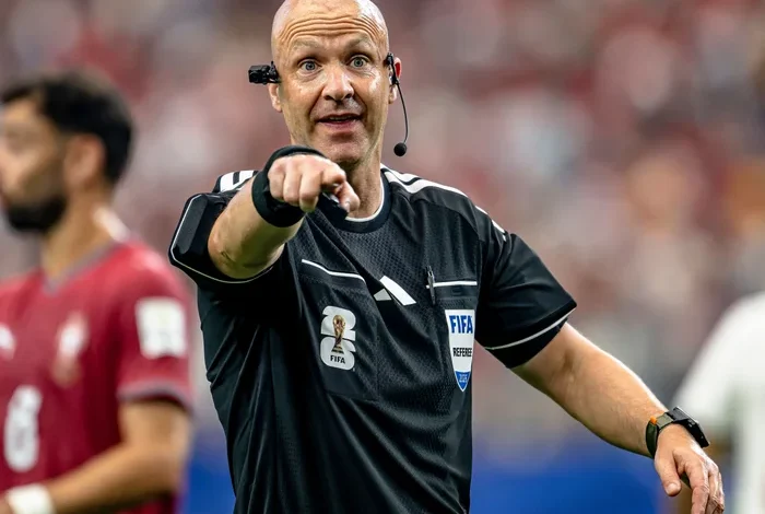Árbitro inglés Anthony Taylor anuncia su retiro del fútbol profesional