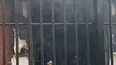 Bomberos de La Guaira controlan incendios en comercios de Catia La Mar