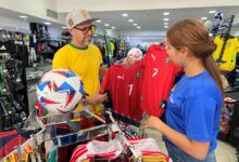 Camisetas de Argentina y España dinamizan el comercio local ante la gran final