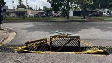 Grave peligro por alcantarilla colapsada en la calle El Rosario con avenida Orinoco