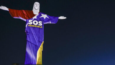 El Cristo Redentor se ilumina con la bandera de Venezuela