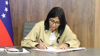 Delcy Rodríguez firma Reglamento de la Ley de Hidrocarburos