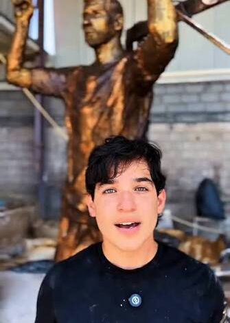 Josué Benjamín dona fondos de su escultura de Messi a La Guaira