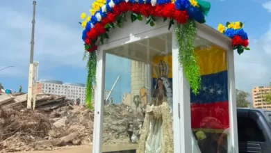 Imagen de la Virgen del Valle recorre comunidades afectadas por los sismos en La Guaira