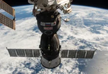 La nave nave rusa Soyuz MS-28 desatraca de la EEI e inicia su retorno a la Tierra con tres astronautas