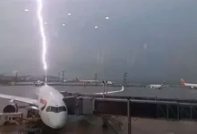 Un rayo impacta un avión en el aeropuerto de Valencia y deja ocho heridos