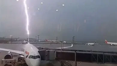 Un rayo impacta un avión en el aeropuerto de Valencia y deja ocho heridos