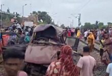 Cinco fallecidos tras el trágico choque de un tren contra un autobús escolar en la India