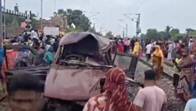 Cinco fallecidos tras el trágico choque de un tren contra un autobús escolar en la India