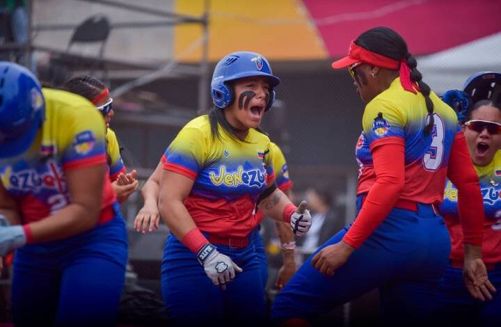 Jonrón de Valentina Linares impulsa a Venezuela al playoff de la Copa Mundial de Softbol