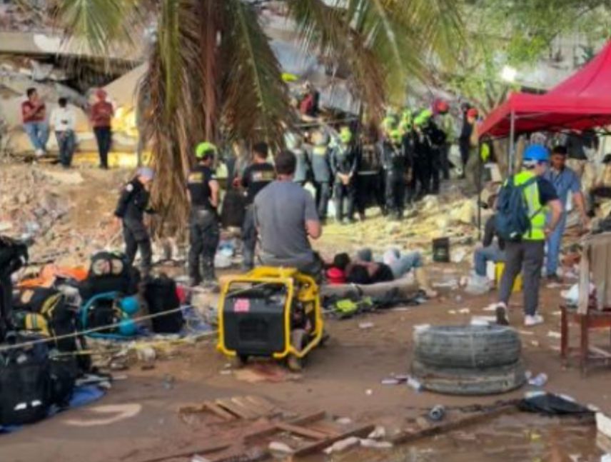 Rescatistas detectan señales de vida bajo escombros en Caraballeda