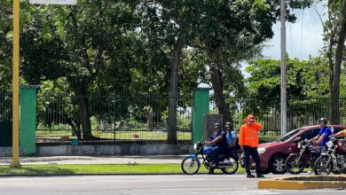 Conductores reportan más de 15 días sin funcionar semáforos de la avenida Raúl Leoni