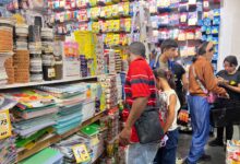 El dilema de los padres: pagar el cierre de curso vs. empezar a reunir para la lista de útiles y uniformes del próximo año