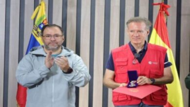 Venezuela condecora a 150 rescatistas españoles por su labor tras los terremotos
