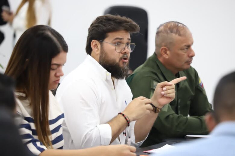 Ernesto Luna visitó a familia damnificada del sismo en La Guaira: los insumos llegaron a las manos correctas
