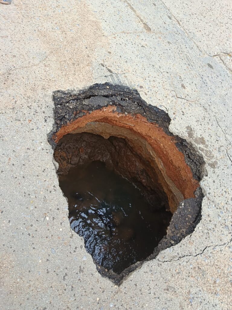 Reportan enorme cráter en la avenida Orinoco de Maturín