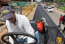 Inician asfaltado y bacheo de la avenida principal de La Cruz