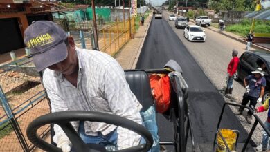 Inician asfaltado y bacheo de la avenida principal de La Cruz