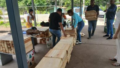 Benefician a casi 800 estudiantes del municipio Piar con reparación de pupitres