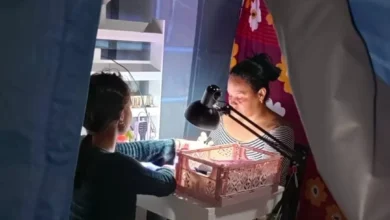 La historia de Leidy: de perderlo todo en el sismo a hacer manicura en su carpa